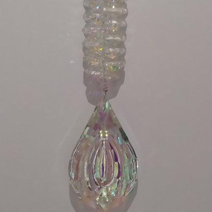 Attrape-soleil Andromaque One2K - gros plan sur le pendentif prisme et sa cascade de cristaux K9 effet AB aux reflets intenses