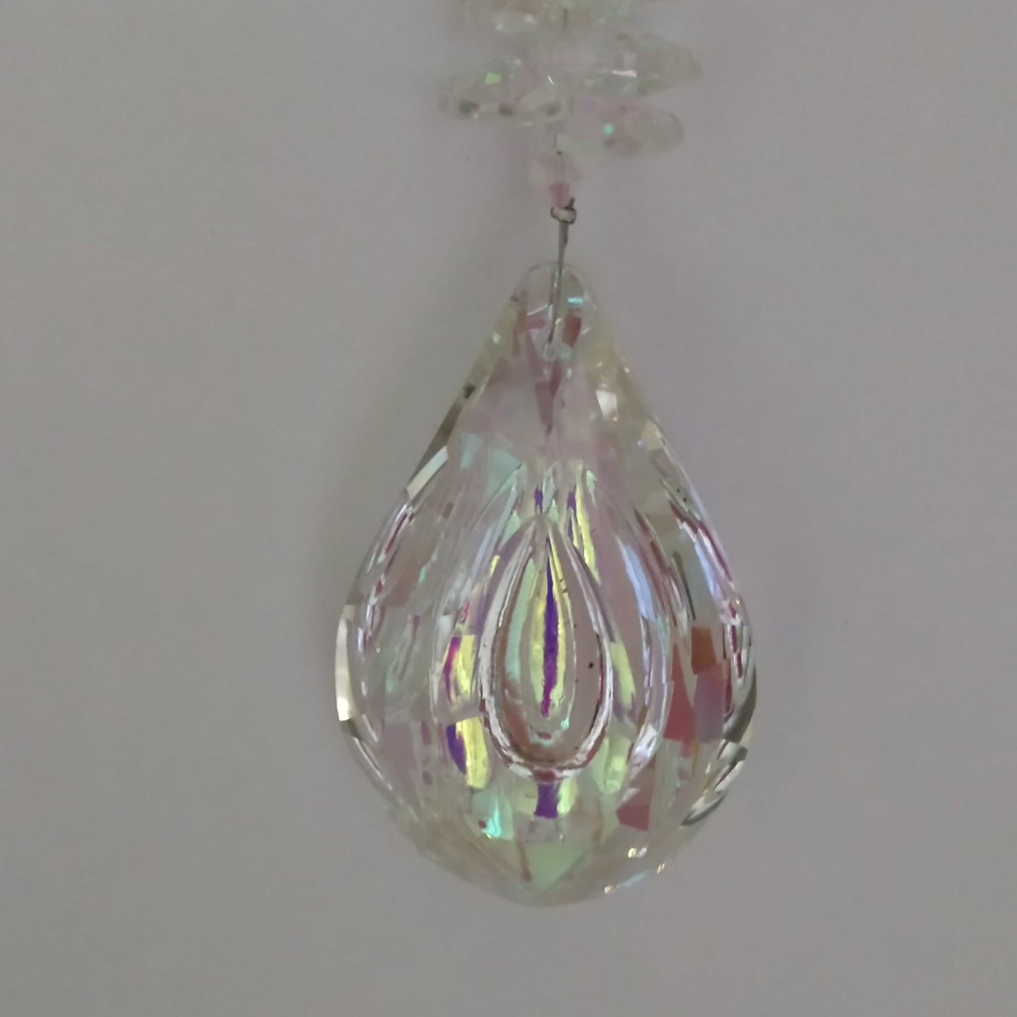 Attrape-soleil Andromaque One2K - gros plan sur le prisme pendentif larme en cristal K9 effet AB aux reflets intenses irisés