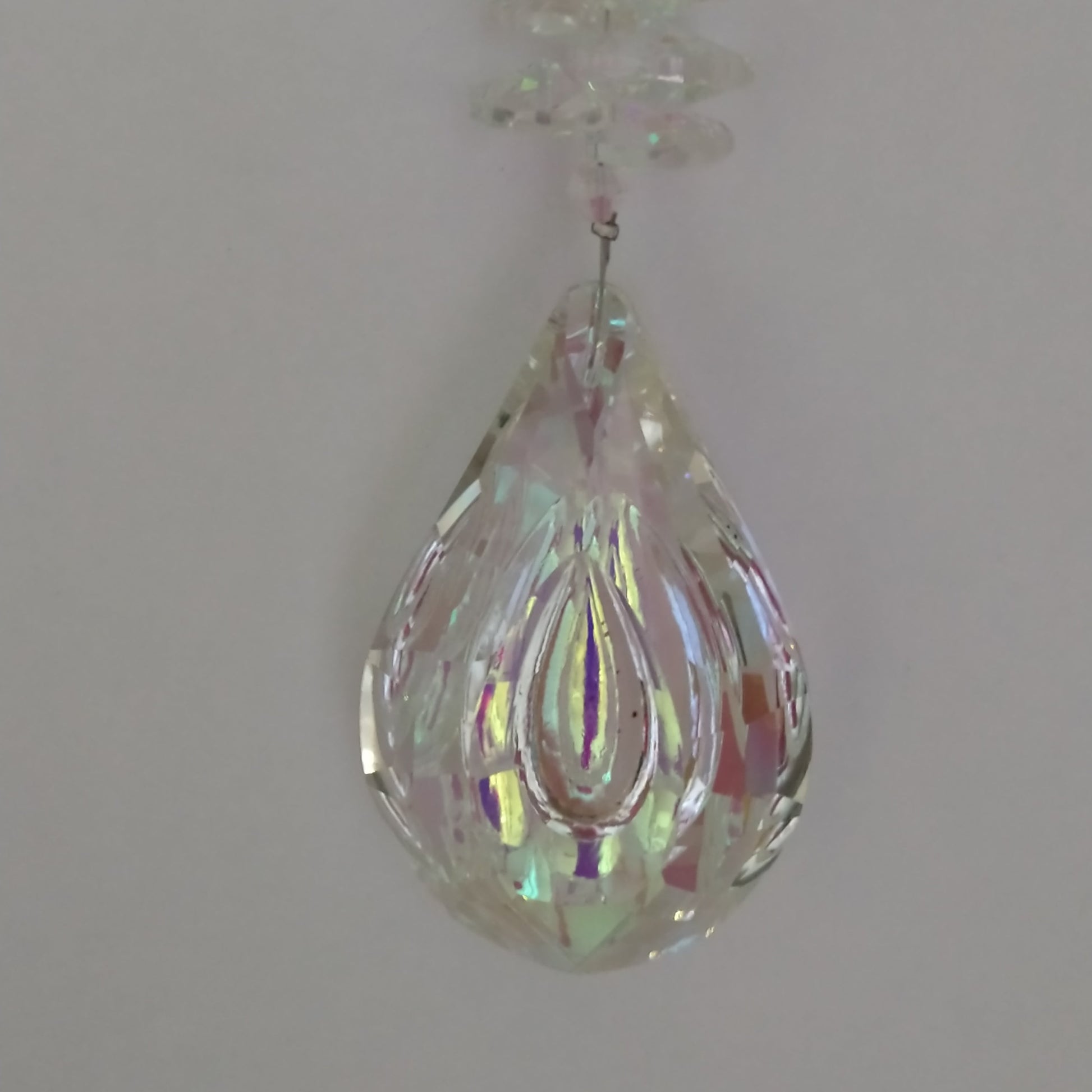 Attrape-soleil Andromaque One2K - gros plan sur le prisme pendentif larme en cristal K9 effet AB aux reflets intenses irisés