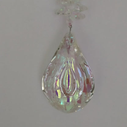 Attrape-soleil Andromaque One2K - gros plan sur le prisme pendentif larme en cristal K9 effet AB aux reflets intenses irisés