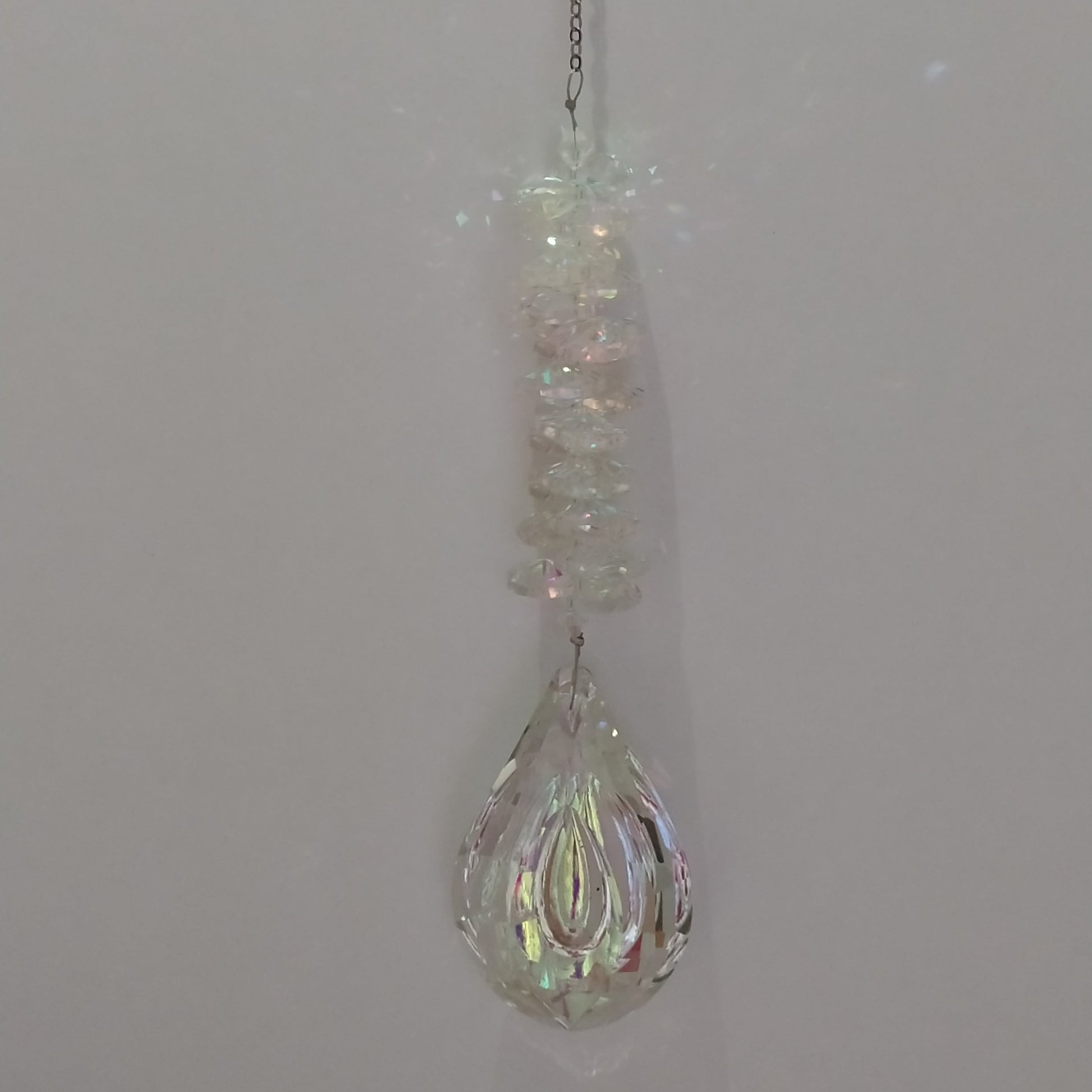 Attrape-soleil Andromaque One2K - cascade de cristaux K9 effet AB facettés avec grand pendentif prisme larme aux reflets irisés intenses, chaîne argent