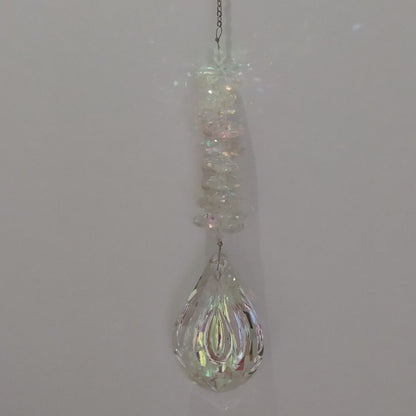 Attrape-soleil Andromaque One2K - cascade de cristaux K9 effet AB facettés avec grand pendentif prisme larme aux reflets irisés intenses, chaîne argent