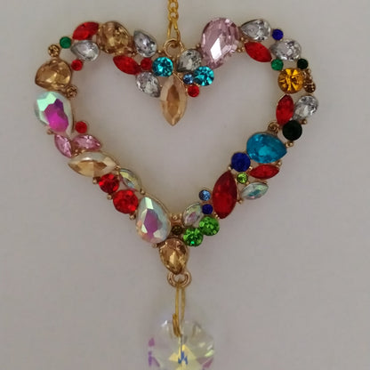Attrape-soleil Cléôpatre One2K - ros plan sur le coeur doré serti de cristaux multicolores violet, rouge, leu et vert avec pendentif boule cristal K9 effet AB irisé