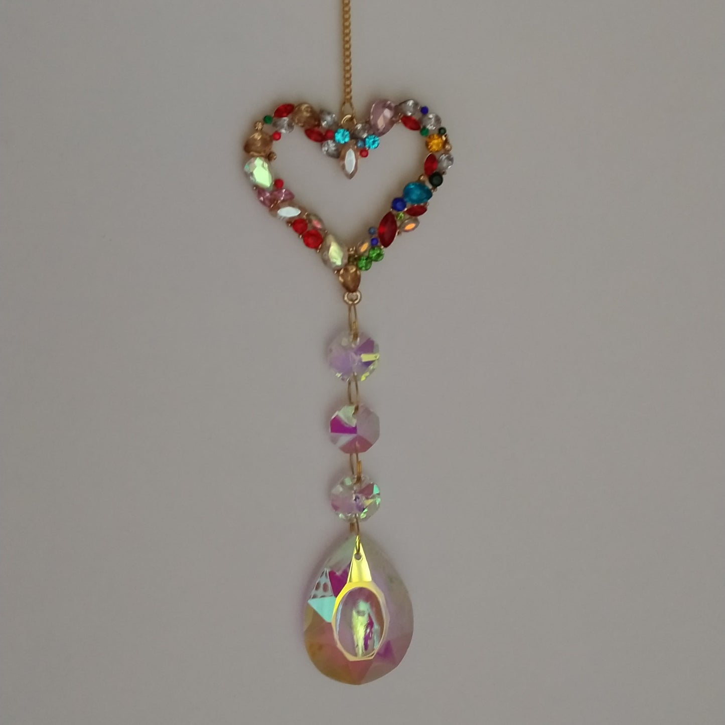 Attrape-soleil Cléôpatre One2K - coeur doré orné de cristaux multicolores avec chaîne doré et pendentif larme en cristal K9 effet AB irisé