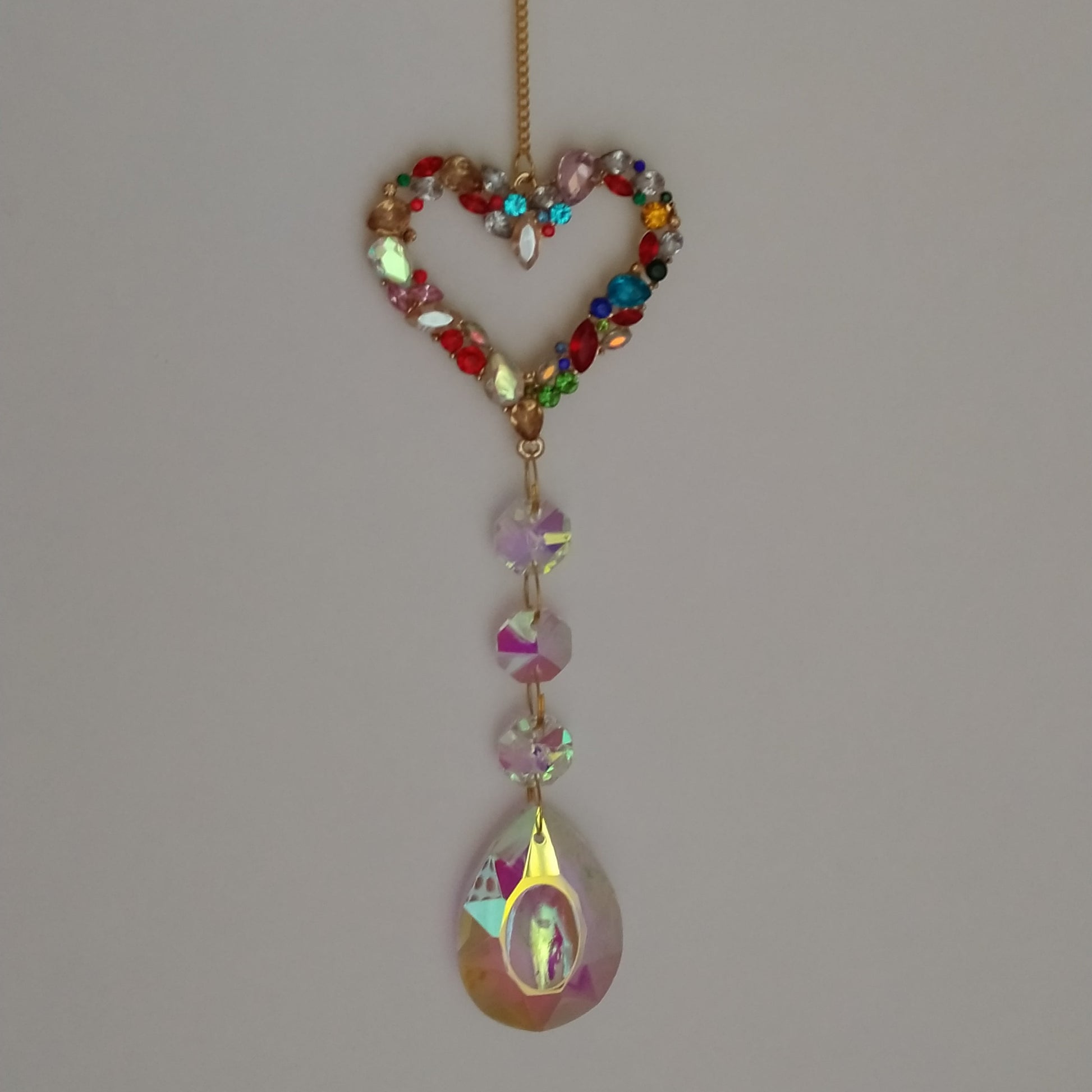 Attrape-soleil Cléôpatre One2K - coeur doré orné de cristaux multicolores avec chaîne doré et pendentif larme en cristal K9 effet AB irisé
