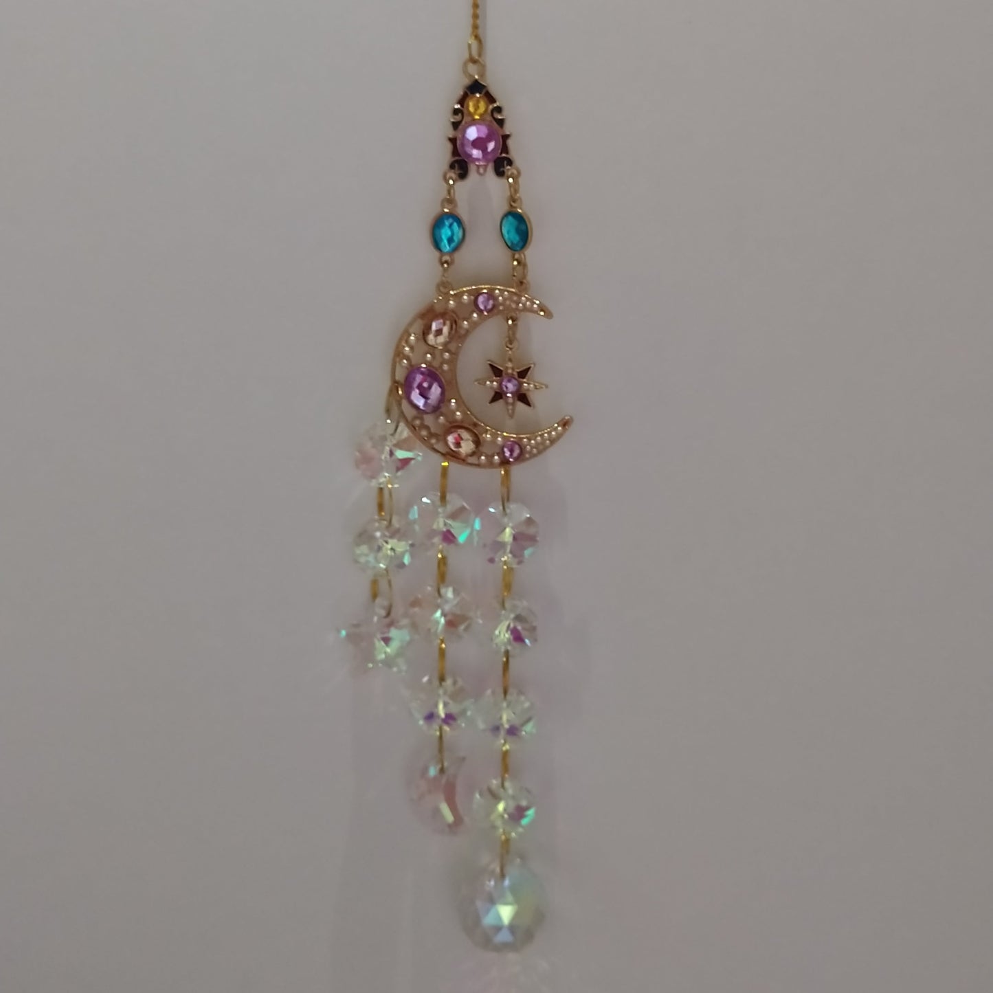 Attrape-soleil Shéhérazade One2K - Motif lune dorée ornée de perles nacrées et de cristaux colorés, plusieurs descente de cristaux K9 pendants en effet AB irisé chaîne dorée