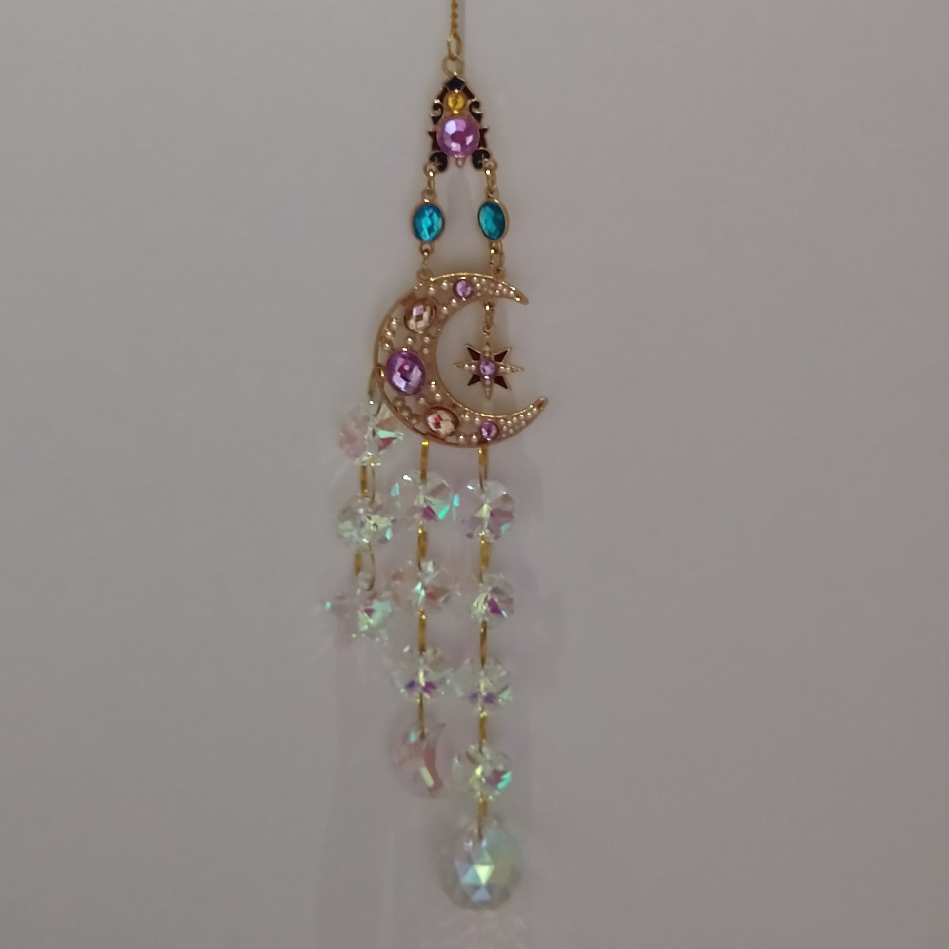 Attrape-soleil Shéhérazade One2K - Motif lune dorée ornée de perles nacrées et de cristaux colorés, plusieurs descente de cristaux K9 pendants en effet AB irisé chaîne dorée