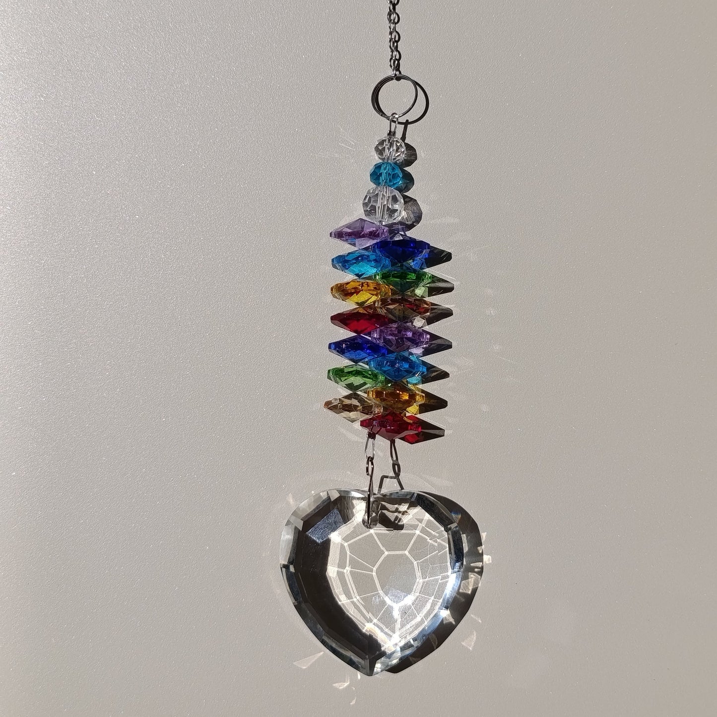 Attrape-soleil Sissi One2K – spirale de cristaux K9 facettés multicolores chakra avec grand prisme taillé en forme de cœur en cristal K9 
