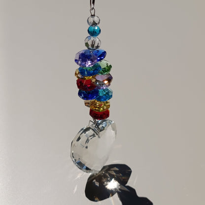 Attrape-soleil Sissi One2K – cascade de perles rondes en cristal K9 multicolores chakra violet, bleu, vert, rouge avec prisme en cristal K9 taillé en forme de cœur 
