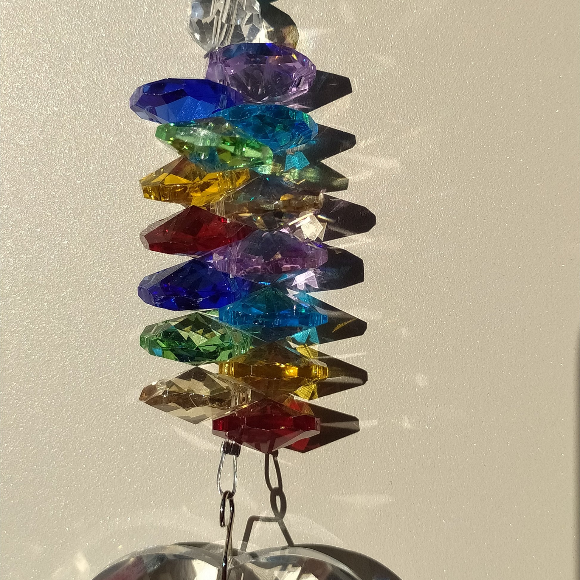 Attrape-soleil Sissi One2K – gros plan sur la spirale de cristaux K9 facettés chakra violet, bleu, vert, jaune, rouge et transparent
