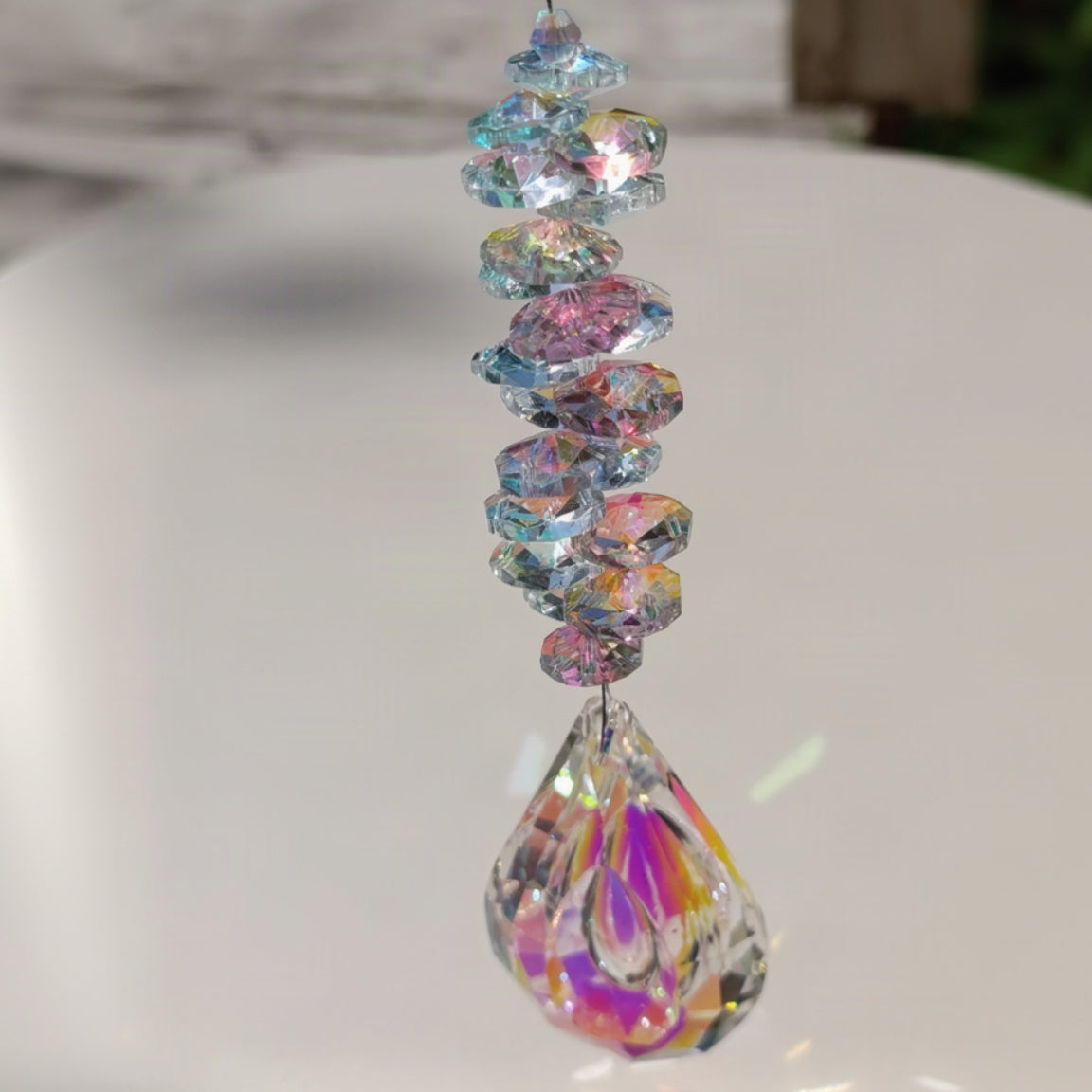 Attrape-soleil Andromaque One2K – spirale de cristaux K9 effet AB bleu et rose avec pendentif larme taillé aux reflets lumineux multicolores
