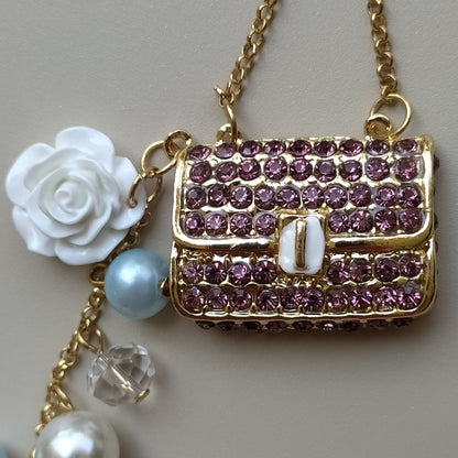 Bijou de sac téléphone 3-en-1 Mini Sac Pourpre One2K – gros plan sur le mini sac recouvert de strass pourpres, rose blanche en nacre et perle bleue