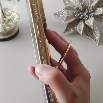 Coque iPhone 17 Pro Cristal Chic or One2K – prise en main avec l'anneau support - deuxième photo lifestyle

