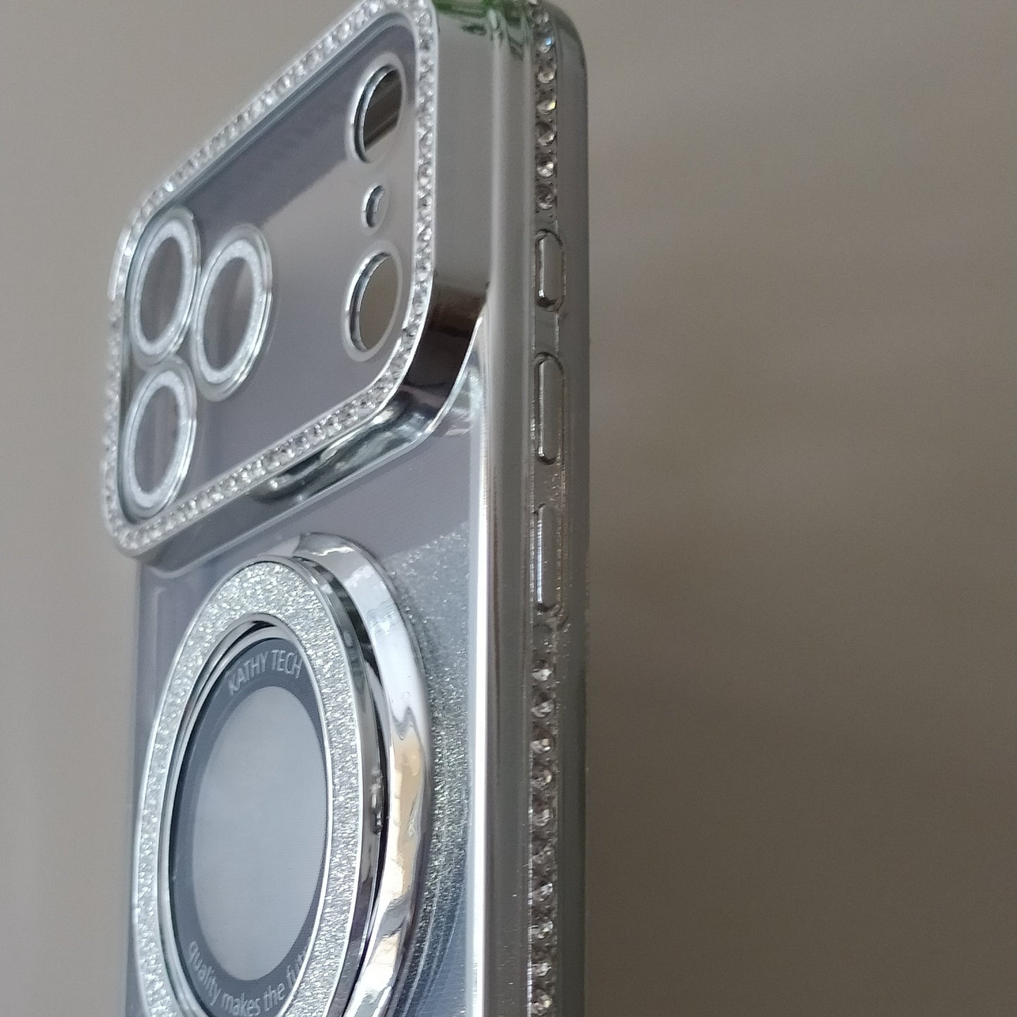 Coque iPhone 17 Pro Max Cristal Chic Argent Pur One2K – vue de côté, profil fin avec strass et contours métallisés argent

