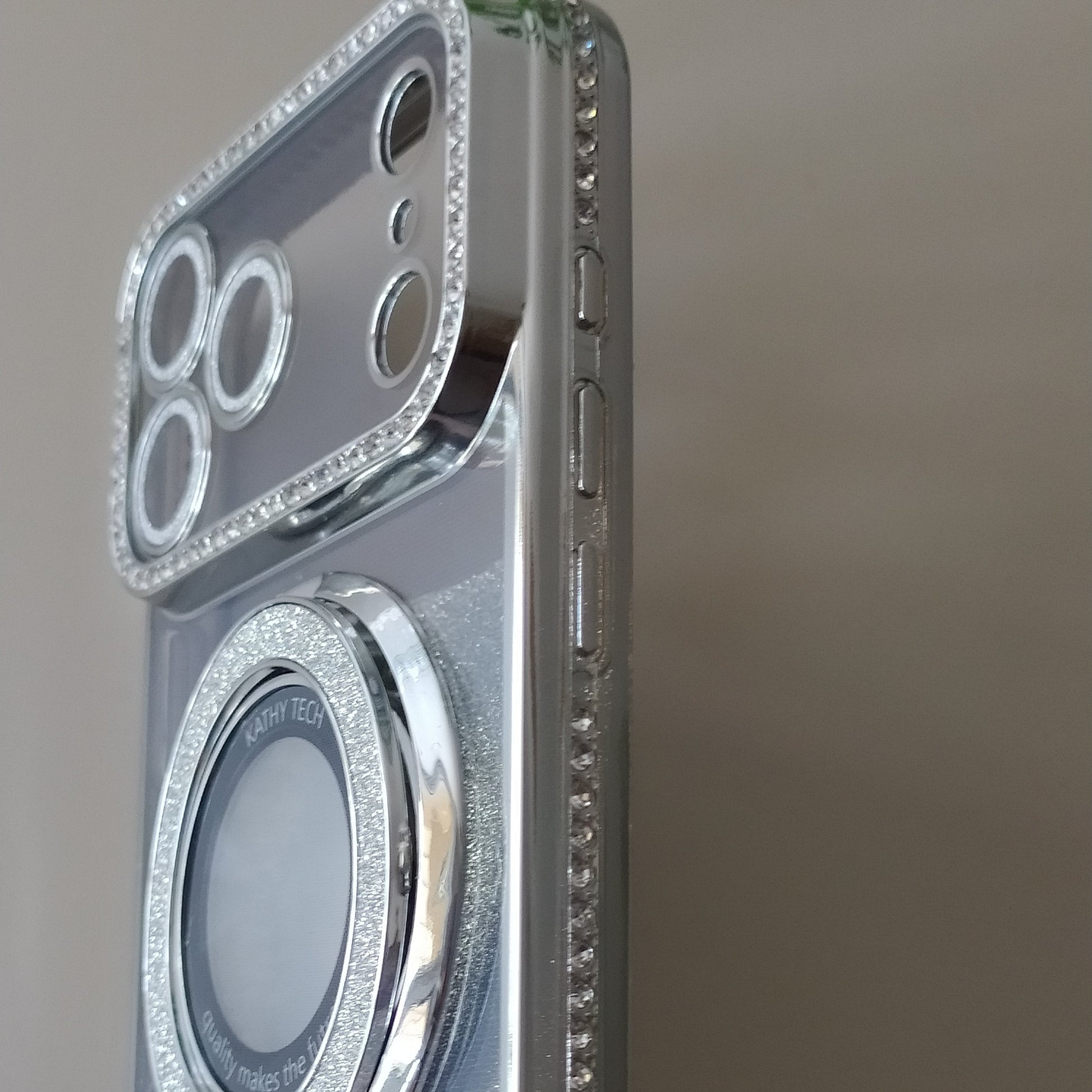 Coque iPhone 17 Pro Max Cristal Chic Argent Pur One2K – vue de côté, profil fin avec strass et contours métallisés argent
