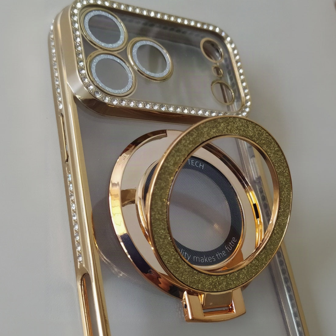 Coque iPhone 17 Pro Max Cristal Chic Or Solaire One2K – gros plan sur les strass le contour du telephone métal doré et le l'anneau de support scintillant doré
