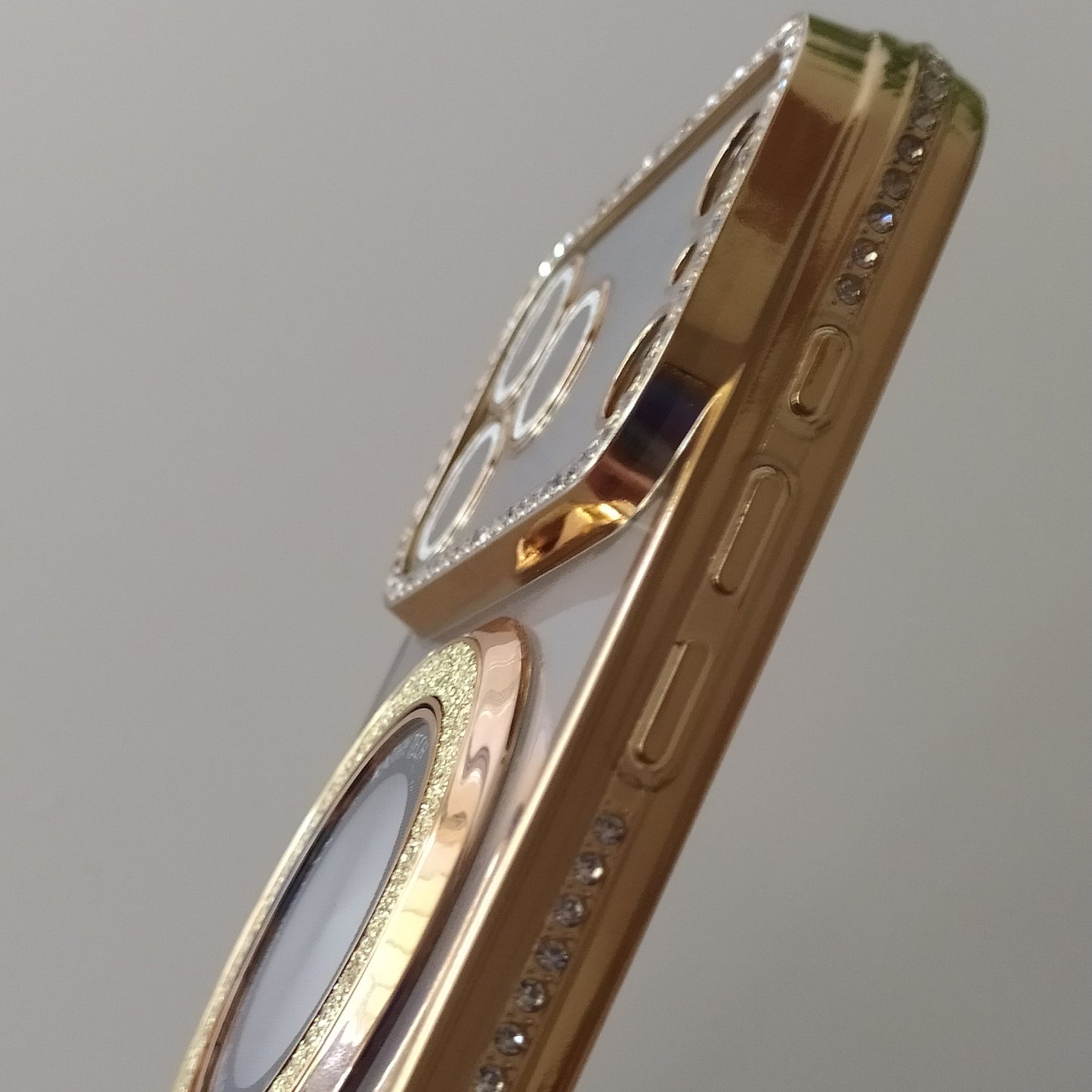 Coque iPhone 17 Pro Max Cristal Chic Or Solaire One2K – vue de côté, profil fin et contours métallisés dorés avec strass

