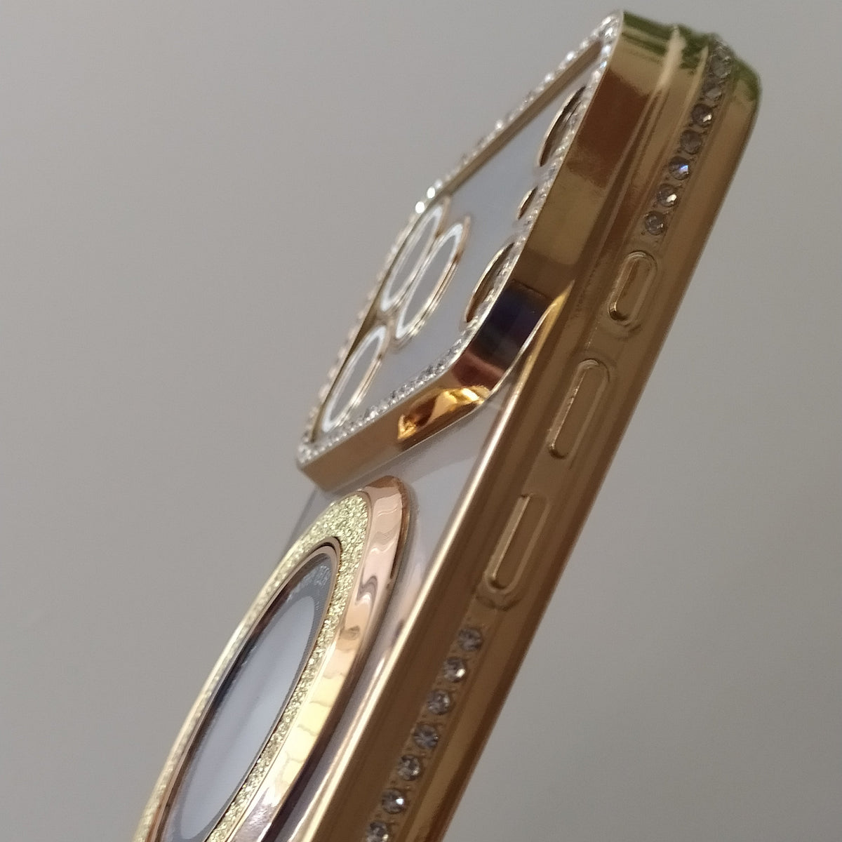 Coque iPhone 17 Pro Max Cristal Chic Or Solaire One2K – vue de côté, profil fin et contours métallisés dorés avec strass
